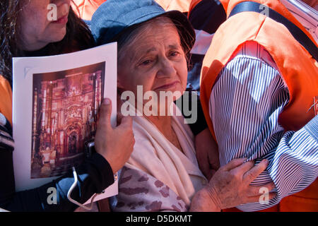 Jerusalem, Israel. 29. März 2013.  Tausende von Christen strömen, Kirche der Heiligen Grab am Karfreitag. Jerusalem, Israel. 29. März 2013.  Von christlichen Pilgern gingen die letzten Schritte des Jesus durch die Via Dolorosa, die Kirche des Heiligen Grabes am Karfreitag, singen und singen in einer Mischung aus Sprachen, Trachten und Traditionen. Bildnachweis: Nir Alon / Alamy Live News Stockfoto