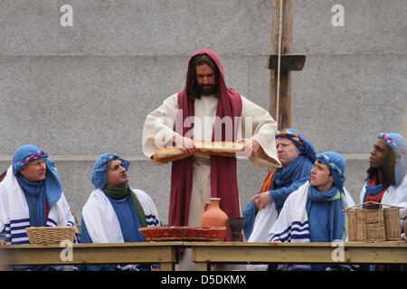 London, UK. 29. März 2013. Jesus bricht Brot während des letzten Abendmahls Credit: David Mbiyu / Alamy Live News Stockfoto