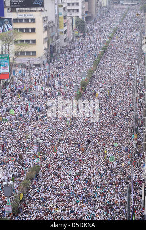 Bangladeshi Anhänger der islamischen Partei, Islami Andolan Bangladesch bieten Freitagsgebet in den Straßen von Dhaka am 29. März 2013. Islami Andolan Bangladesch (IAB) organisiert eine Kundgebung in Dhaka zu Hause ihrer Forderung nach Erlass von Blasphemie-Gesetze und die Wiederherstellung von einer Übergangsregierung, die anstehenden Parlamentswahlen durchzuführen drücken Stockfoto