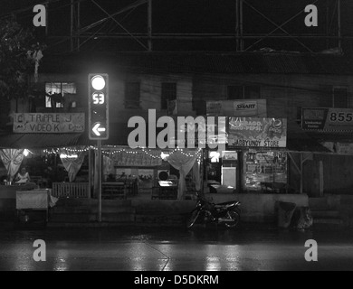 Motorrad stand vor einem Geschäft in einer nächtlichen Szene auf Cagayan de Oro Stockfoto