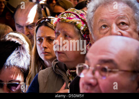 Jerusalem, Israel. 29. März 2013.  Tausende von Christen strömen, Kirche der Heiligen Grab am Karfreitag. Jerusalem, Israel. 29. März 2013.  Von christlichen Pilgern gingen die letzten Schritte des Jesus durch die Via Dolorosa, die Kirche des Heiligen Grabes am Karfreitag, singen und singen in einer Mischung aus Sprachen, Trachten und Traditionen. Bildnachweis: Nir Alon / Alamy Live News Stockfoto