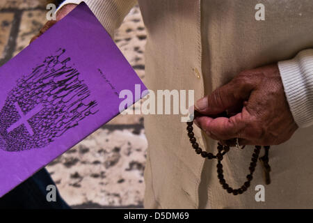 Jerusalem, Israel. 29. März 2013.  Eine Nonne verbindet Tausende von Christen, Kirche der Heiligen Grab am Karfreitag in Scharen. Jerusalem, Israel. 29. März 2013.  Von christlichen Pilgern gingen die letzten Schritte des Jesus durch die Via Dolorosa, die Kirche des Heiligen Grabes am Karfreitag, singen und singen in einer Mischung aus Sprachen, Trachten und Traditionen. Bildnachweis: Nir Alon / Alamy Live News Stockfoto