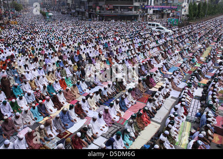 Bangladeshi Anhänger der islamischen Partei, Islami Andolan Bangladesch bieten Freitagsgebet in den Straßen von Dhaka am 29. März 2013. Islami Andolan Bangladesch (IAB) organisiert eine Kundgebung in Dhaka zu Hause ihrer Forderung nach Erlass von Blasphemie-Gesetze und die Wiederherstellung von einer Übergangsregierung, die anstehenden Parlamentswahlen durchzuführen drücken Stockfoto