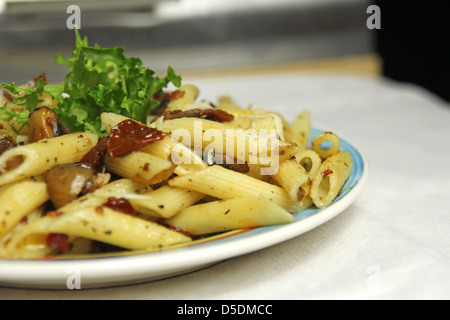 Nudeln mit getrockneten Tomaten, Champignons, Oliven und Parmesan-Käse Stockfoto