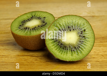 zwei Hälften von Kiwi auf Holztisch Stockfoto