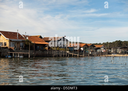 Kleine Wasser vorne Fischer Hütten in das Dorf von Le Grand-Piquey, Lège-Cap-Ferret, Frankreich Stockfoto