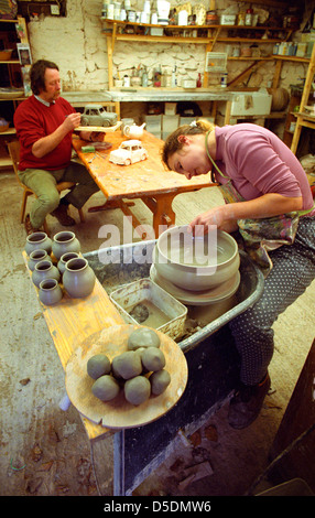 Töpfern bei der Arbeit in ihrem Studio. Stockfoto
