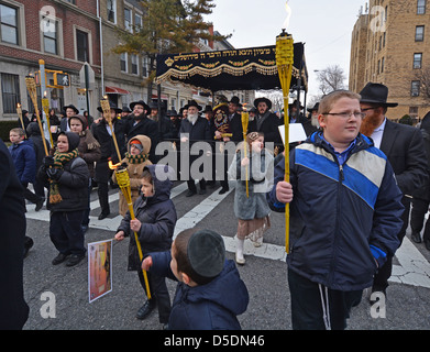 Parade feiert den Abschluss des Schreibens eine Tora-Rolle. In Crown Heights, Brooklyn, New York Stockfoto