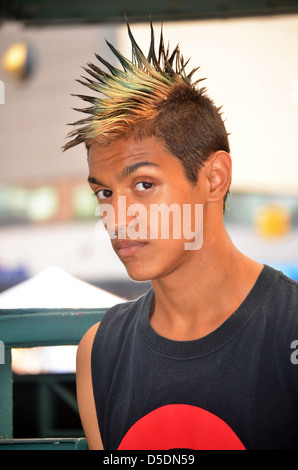 Junger Mann mit einem bunten Mohawk Haarschnitt am Union Square Park in New York City Stockfoto