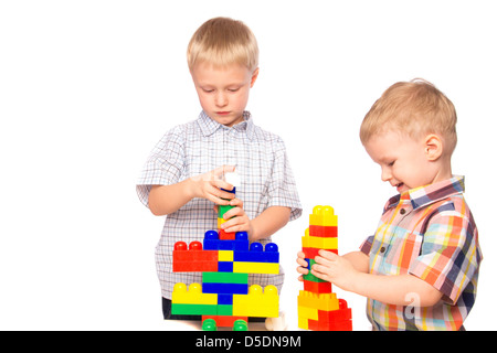 jungen Brüder bauen Kinder spielen Konstruktor Kunststoff kreativ Stockfoto