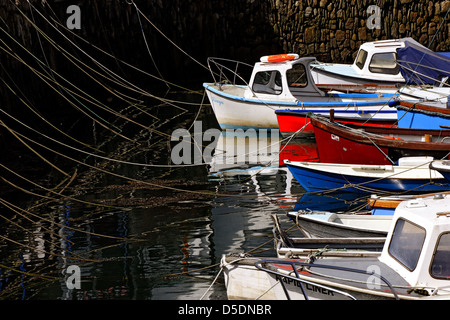 Boote vertäut am Custom House Quay, Falmouth, Cornwall Stockfoto