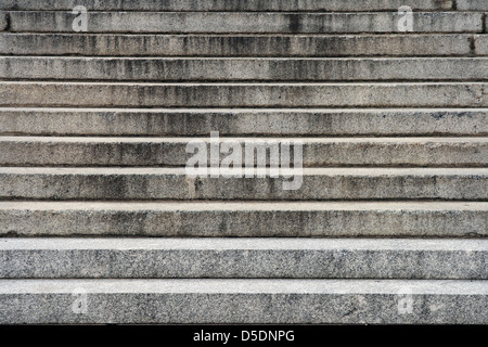 Alte Steintreppe führt zu einem Gebäude. Stockfoto