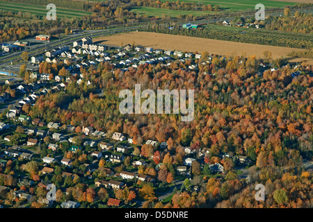 Blick über Vorort in leuchtenden Farben des Herbstes. Stockfoto