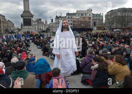 Christentum Leute Großbritannien. Karfreitag Passion Play London. "Leidenschaft in der Square' Trafalgar Square Tausende versammeln sich die jährliche Leistung durch die Wintershall Spieler zu beobachten. Credit: Homer Sykes/Alamy leben Nachrichten Stockfoto