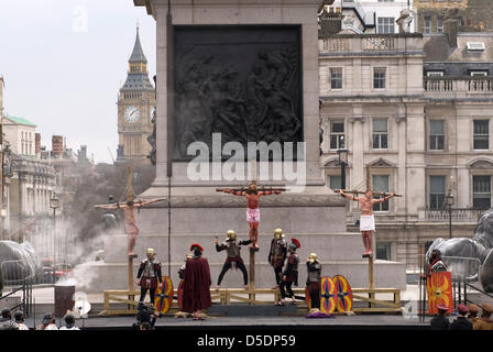 Karfreitag Passion Play London. Christentum Leute Großbritannien. Passion Play' Leidenschaft auf dem Platz 'Trafalgar Square Tausende versammeln sich die jährliche Leistung durch die Wintershall Spieler zu beobachten. Credit: Homer Sykes/Alamy leben Nachrichten Stockfoto