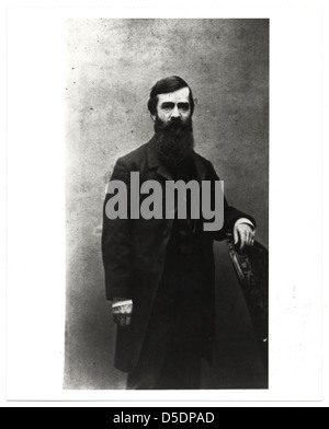 Ein schwarz-weißes Porträt von Jervis McEntee, einem Landschaftsmaler der Hudson River School, das ihn in einem langen Fell mit charakteristischem Bart zeigt. Das Foto befindet sich im Archiv für amerikanische Kunst Stockfoto