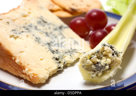 Stilton Käse, Sellerie und rote Trauben Stockfoto