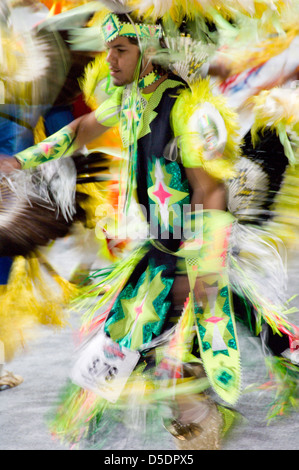 Dieses Foto, aufgenommen bei der Powwow 2007, zeigt einen Ureinwohner in einem bunten, perlenbesetzten Kopfkleid. Das Stück zeigt traditionelle indianische Kleidung und Tanz im Rahmen einer kulturellen Feier im National Museum of the American Indian. Stockfoto