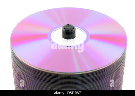 Nahaufnahme der lila DVDs oder CDs auf Spindel, auf weißem Hintergrund. Kein Staub. Stockfoto