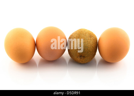 Kiwi, vorgibt, ein Ei zu sein. Weißen Hintergrund. Stockfoto