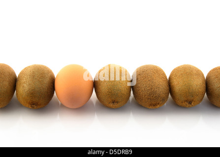 Ein Ei in einer Reihe von Kiwis. Weißen Hintergrund. Stockfoto