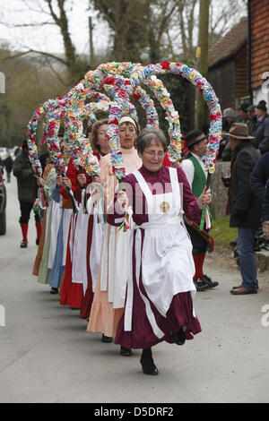 Die Knoten des Mai Damenmannschaft Morris tanzen vor dem Pub in Alciston, East Sussex am Karfreitag vor langen Rope Skipping. Stockfoto