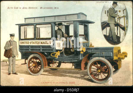 Eine Postkarte, die einen Postzustellwagen aus Milwaukee zeigt und das Postzustellsystem der USA in Aktion zeigt. Das Bild zeigt ein Automobil, das für den Posttransport in Wisconsin verwendet wird. Stockfoto