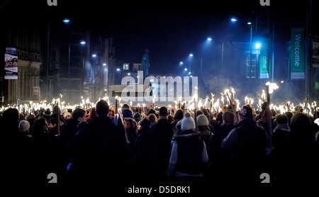 Spektakuläre Fackelzug in Edinburgh Hogmanay feiern starten unter der Leitung von 26 Up Helly Aa "Wikinger von Shetland. Stockfoto