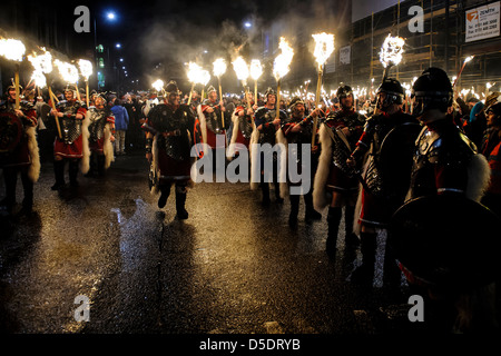 Spektakuläre Fackelzug in Edinburgh Hogmanay feiern starten unter der Leitung von 26 Up Helly Aa "Wikinger von Shetland. Stockfoto