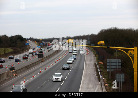 Durchschnittliche Geschwindigkeit Kameras fangen Geschwindigkeitsüberschreitung Fahrer auf der Autobahn M5 in der Nähe von Clevedon, Somerset, März 2013 Stockfoto