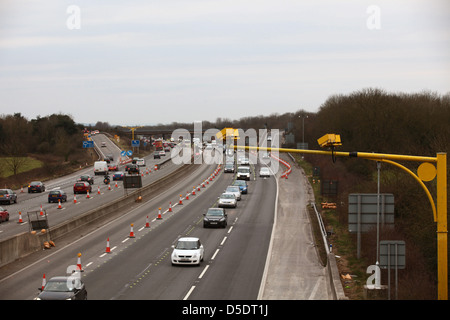 Durchschnittliche Geschwindigkeit Kameras fangen Geschwindigkeitsüberschreitung Fahrer auf der Autobahn M5 in der Nähe von Clevedon, Somerset, März 2013 Stockfoto