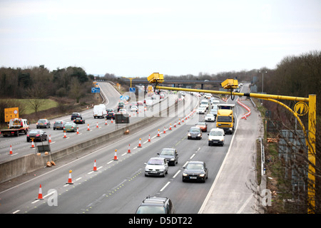 Durchschnittliche Geschwindigkeit Kameras fangen Geschwindigkeitsüberschreitung Fahrer auf der Autobahn M5 in der Nähe von Clevedon, Somerset, März 2013 Stockfoto