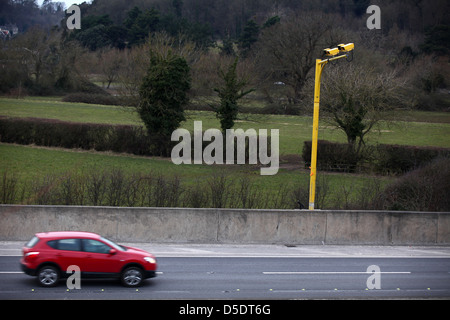Durchschnittliche Geschwindigkeit Kameras montiert, um die Beschleunigung zu fangen Treiber auf der Autobahn M5 in der Nähe von Clevedon, Somerset, Stockfoto