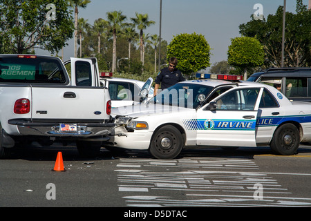 Irvine, CA, Polizei untersuchen eines ihrer Patrouille Autos nachdem es verwendet wurde, um ram und deaktivieren Sie einen LKW von Verbrechen verdächtige verwendet. Stockfoto