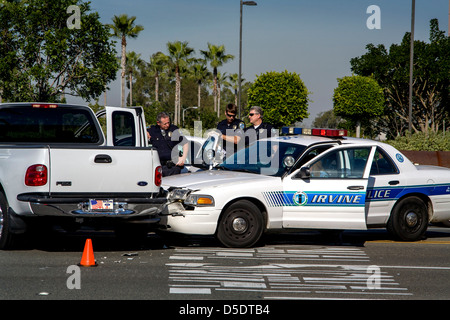 Irvine, CA, Polizei untersuchen eines ihrer Patrouille Autos nachdem es verwendet wurde, um ram und deaktivieren Sie einen LKW von Verbrechen verdächtige verwendet. Stockfoto