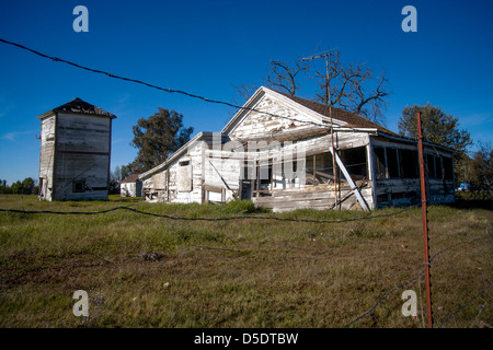 Einem verlassenen Bauernhaus sackt im kalifornischen Sacramento River Delta ist ein erstklassiger landwirtschaftliches Gebiet. Stockfoto