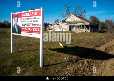 Einem verlassenen Bauernhaus und Umland steht zum Verkauf im kalifornischen Sacramento River Delta, bester landwirtschaftlicher Flächen. Stockfoto