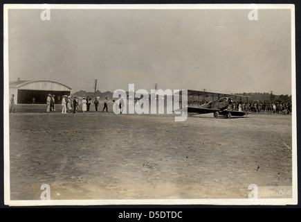 Ein Flugzeug mit Luftpost startet von College Park, Maryland, und stellt frühe Luftfahrt- und Postdienste vor. Die Modelle JR-1 und JR-1B wurden von der Standard Aircraft Corporation entworfen und sind im National Postal Museum erhalten. Stockfoto