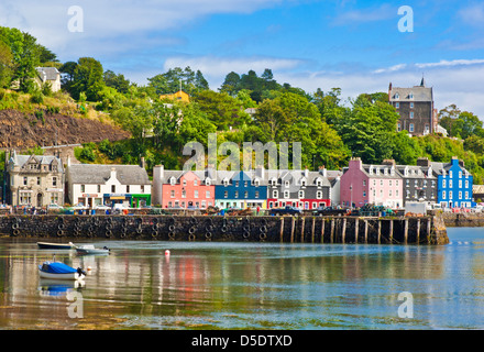 Hafen von Isle of Mull Tobermory bei Flut mit kleinen Fischerbooten Isle of Mull Inner Hebrides Argyll und Bute Scotland UK GB Europe Stockfoto