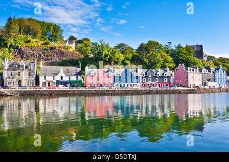 Hafen der Isle of Mull Tobermory bei Flut mit kleinen Fischerbooten Isle of Mull Inner Hebrides Argyll und Bute Scotland UK GB EU Europe Stockfoto