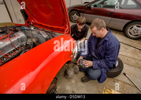 Ein Teenager spricht mit seinem Lehrer Lehrer, wenn sie im Freien auf einem Auto im Auto-laden-Klasse in San Clemente, Kalifornien gemeinsam. Stockfoto