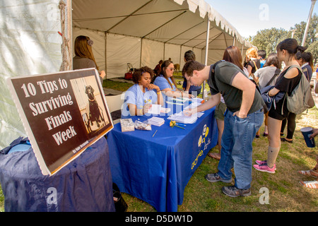 Während der Abschlussprüfung an der University of California in Riverside Studenten melden Sie sich zu entlasten von ausgebildeten Hunden zu kuscheln. Stockfoto