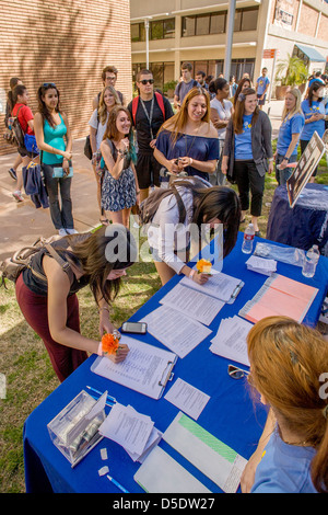 Während der Abschlussprüfung an der University of California in Riverside Studenten melden Sie sich zu entlasten von ausgebildeten Hunden zu kuscheln. Stockfoto