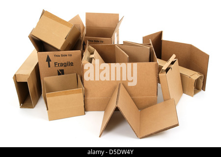 Haufen von gebrauchten Kartons auf weißem Hintergrund. Stockfoto