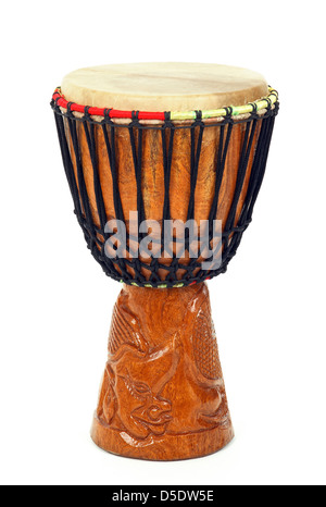 Geschnitzte afrikanische Djembe Trommel auf weißem Hintergrund. Stockfoto