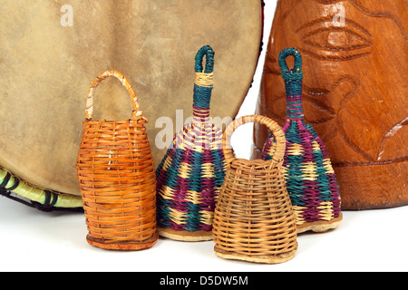 Percussion-Musik-Instrumente. Caxixi Shaker und afrikanische Djembe Trommeln. Stockfoto