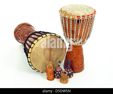 Afrikanische Djembe Trommeln und Caxixi Schüttler. Percussion-Musik-Instrumente. Stockfoto