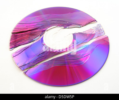 Zerkratzte und gebrochene lila DVD oder CD. Stockfoto