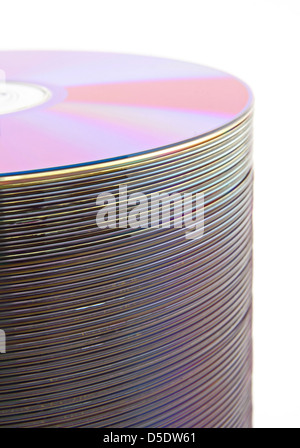 Lila CDs oder DVDs auf Spindel, auf weißem Hintergrund, shallow DOF. Stockfoto