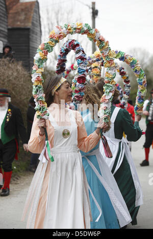 Die Knoten des Mai Damenmannschaft Morris tanzen vor dem Pub in Alciston, East Sussex am Karfreitag vor langen Rope Skipping. Stockfoto